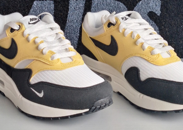 Nike Air Max 1 '87 Saturn Gold Black Outfit