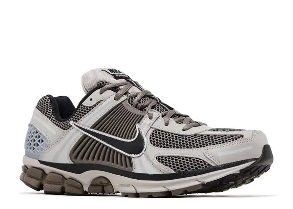 Nike Zoom Vomero 5 College Grey Cave Stone Front