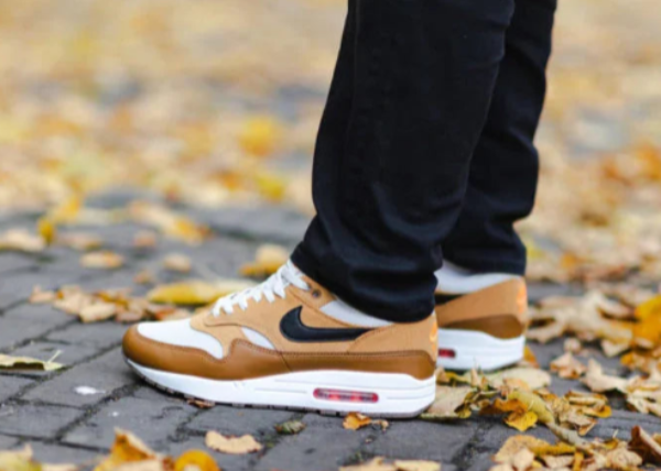 Nike Air Max 1 Essential British Tan Light Bone Outfit