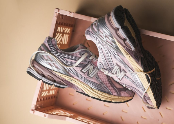New Balance 1906R Rose Sugar Silver Outfit