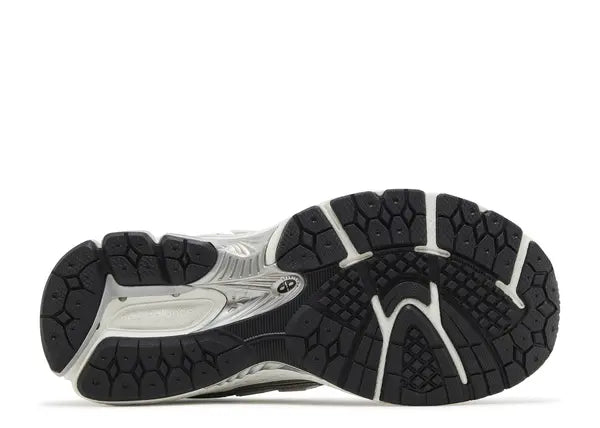 New Balance 1906R Silver Metallic Black (GS) Bottom