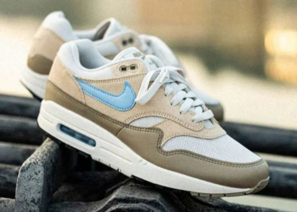 Nike Air Max 1 Essential Light BonePsychic Blue Outfit